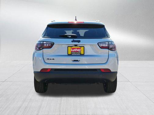 Silver Zynith Metallic Clearcoat 2026 Jeep Compass Latitude