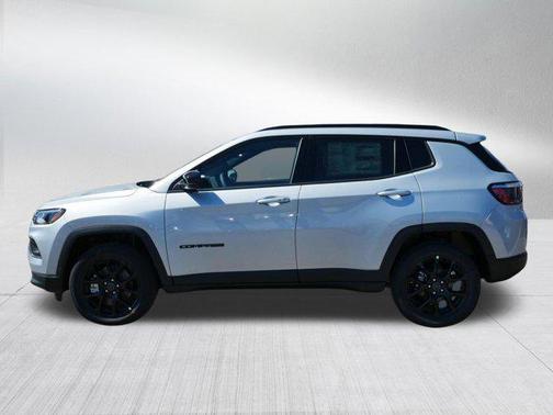 Silver Zynith Metallic Clearcoat 2026 Jeep Compass Latitude