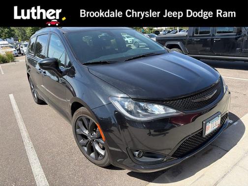 Brilliant Black Crystal Pearlcoat 2020 Chrysler Pacifica Touring L