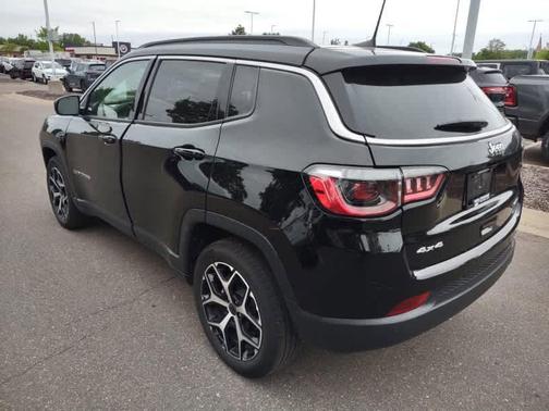 Diamond Black Crystal Pearlcoat 2025 Jeep Compass Limited