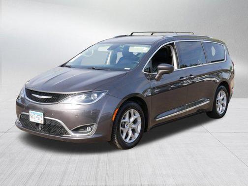 Granite Crystal Metallic Clearcoat 2017 Chrysler Pacifica Touring-L