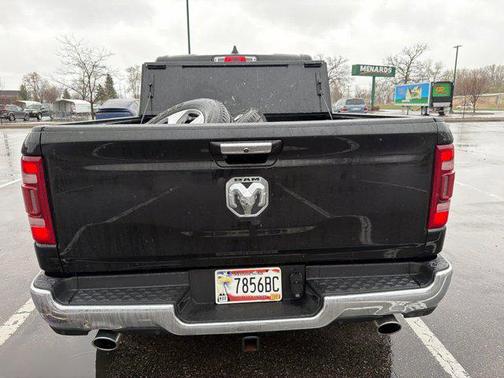 Diamond Black Crystal Pearlcoat 2022 RAM 1500 Laramie