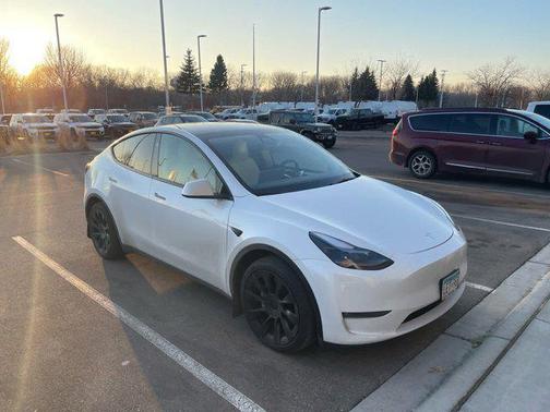 Pearl White Multi-Coat 2023 Tesla Model Y