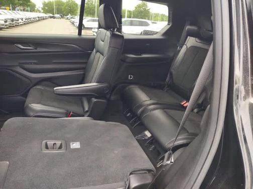 Diamond Black Crystal Pearlcoat 2025 Jeep Grand Cherokee L Altitude