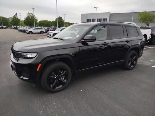 Diamond Black Crystal Pearlcoat 2025 Jeep Grand Cherokee L Altitude