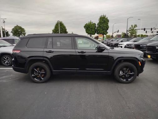 Diamond Black Crystal Pearlcoat 2025 Jeep Grand Cherokee L Altitude