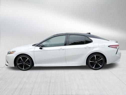 Wind Chill Pearl/Midnight Black Metallic 2019 Toyota Camry XSE