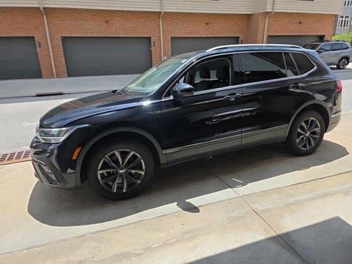 Deep Black Pearl 2023 Volkswagen Tiguan 2.0T SE 4MOTION