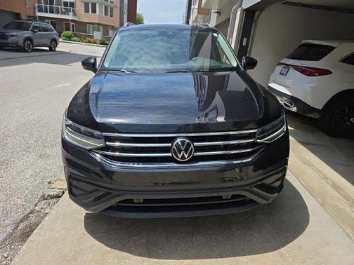 Deep Black Pearl 2023 Volkswagen Tiguan 2.0T SE 4MOTION