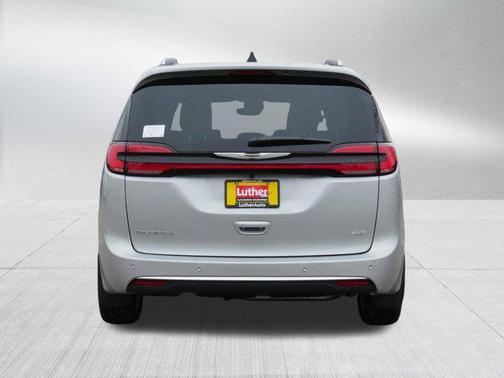 Silver Mist Clearcoat 2026 Chrysler Pacifica L