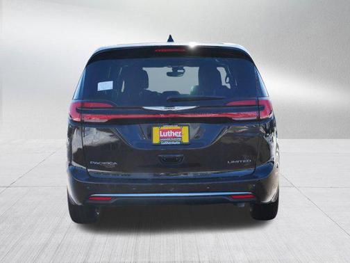 Diamond Black Crystal Pearlcoat 2026 Chrysler Pacifica Limited