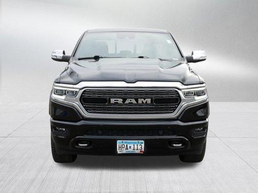Diamond Black Crystal Pearlcoat 2022 RAM 1500 Limited