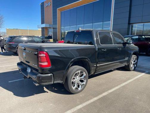 Diamond Black Crystal Pearlcoat 2022 RAM 1500 Limited