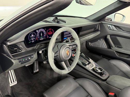 2025 Porsche 911 Carrera 4 GTS