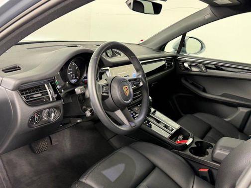 2025 Porsche Macan AWD