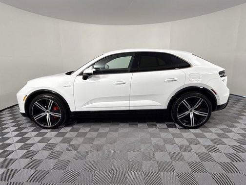 2025 Porsche Macan Turbo