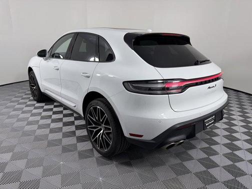 2025 Porsche Macan Base