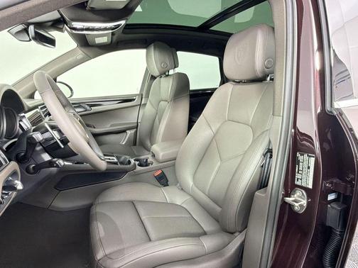 Copper Ruby Metallic 2026 Porsche Macan Macan
