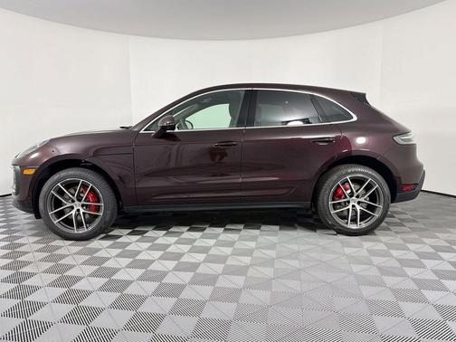 Copper Ruby Metallic 2026 Porsche Macan Macan