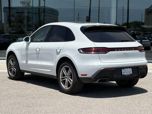 2025 Porsche Macan Base