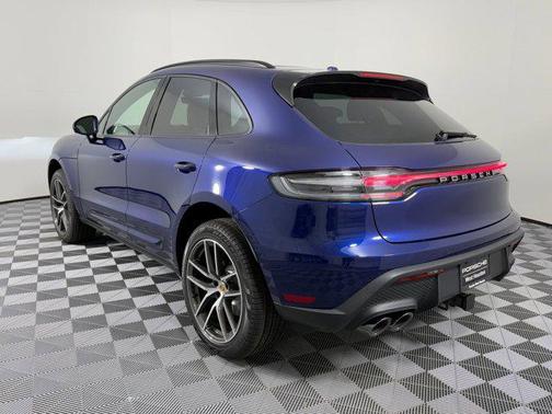 Gentian Blue Metallic 2026 Porsche Macan Macan