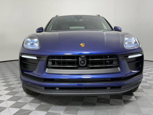 Gentian Blue Metallic 2026 Porsche Macan Macan