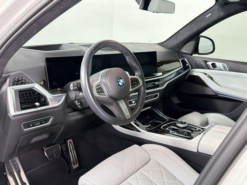 Mineral White Metallic 2024 BMW X7 xDrive40i