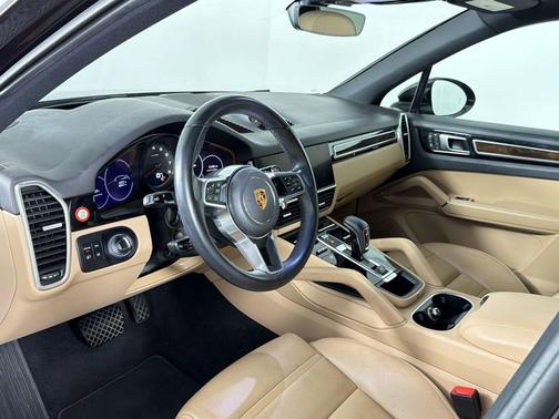 Maroon 2022 Porsche Cayenne Cayenne