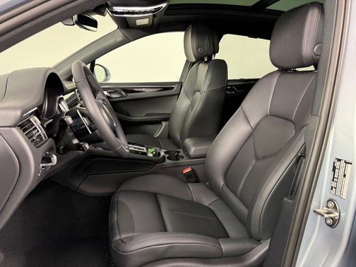 Dolomite Silver Metallic 2026 Porsche Macan Macan