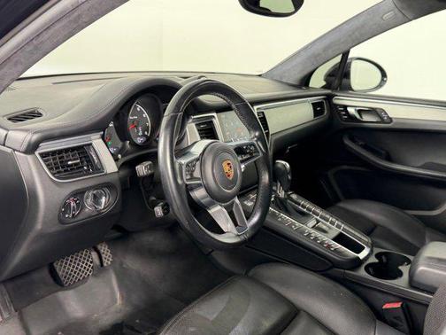 Volcano Grey Metallic 2017 Porsche Macan Macan Turbo