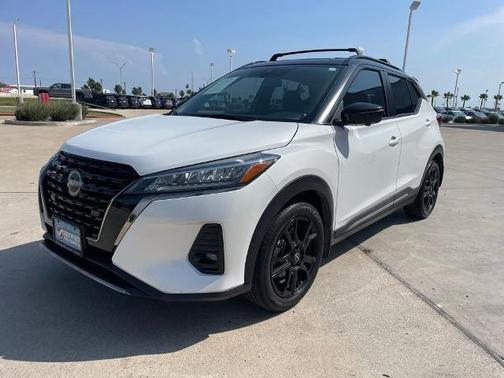 Aspen White / Super Black 2024 Nissan Kicks SR