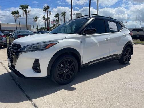 Aspen White / Super Black 2024 Nissan Kicks SR