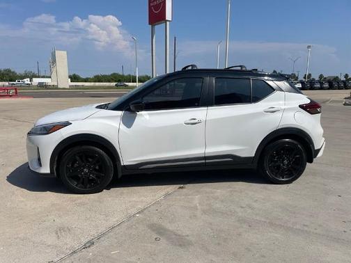 Aspen White / Super Black 2024 Nissan Kicks SR