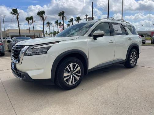 White 2023 Nissan Pathfinder SL
