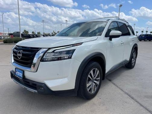 White 2023 Nissan Pathfinder SL