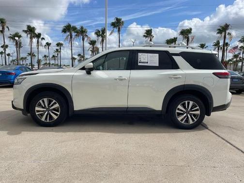 White 2023 Nissan Pathfinder SL