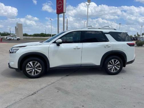 White 2023 Nissan Pathfinder SL