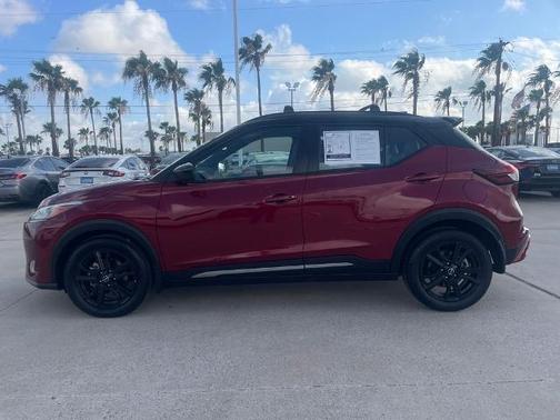 2tredblkroof 2024 Nissan Kicks SR