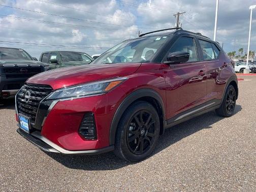2tredblkroof 2024 Nissan Kicks SR