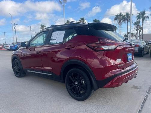 2tredblkroof 2024 Nissan Kicks SR