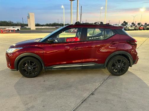 2022 Nissan Kicks SR