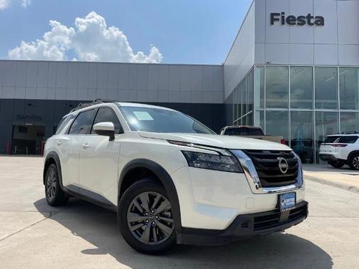 White 2023 Nissan Pathfinder SV