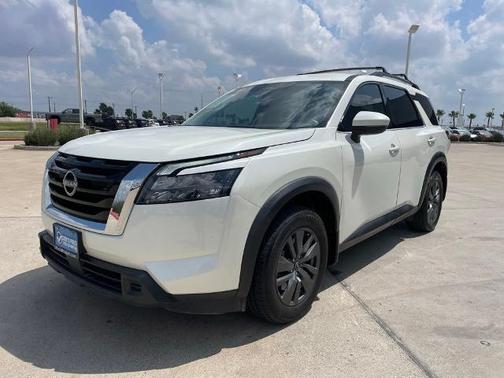 White 2023 Nissan Pathfinder SV