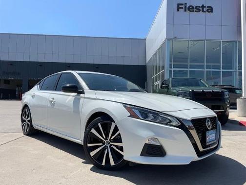 White 2022 Nissan Altima 2.0 SR