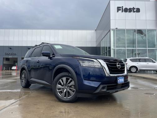 2022 Nissan Pathfinder SV