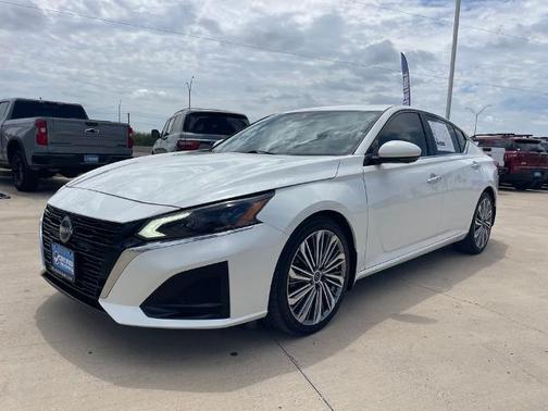 White 2023 Nissan Altima 2.5 SL
