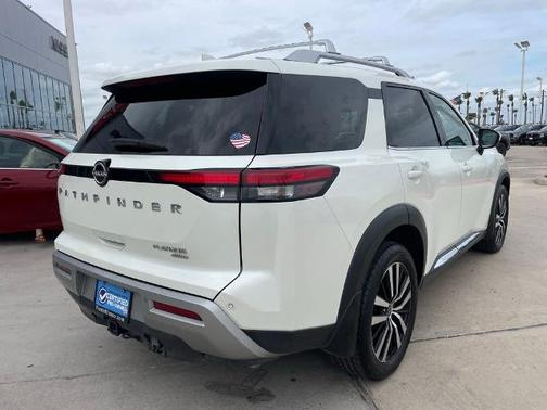 White 2023 Nissan Pathfinder Platinum