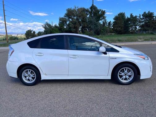 Photo 4 of 20 of 2011 Toyota Prius II