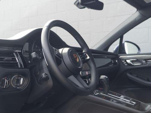 Gentian Blue Metallic 2026 Porsche Macan