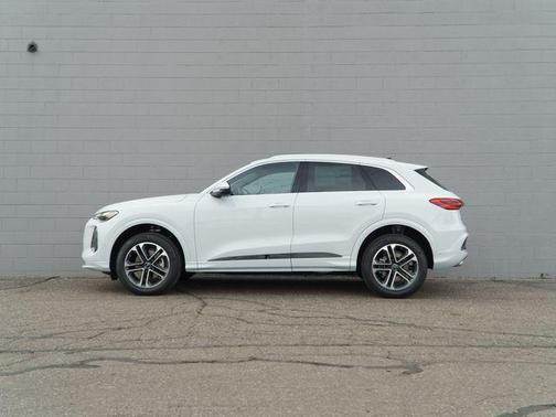 Glacier White Metallic 2026 Audi Q5
